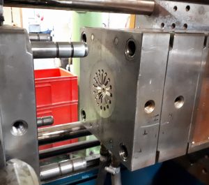 Injection mould in machine